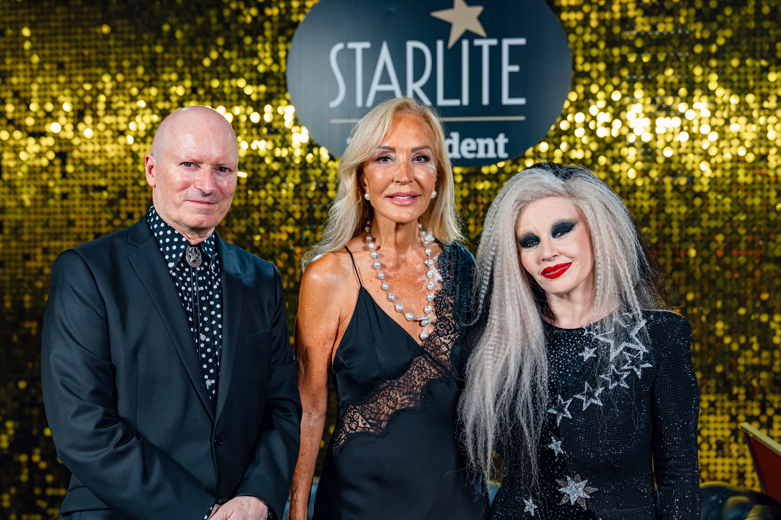 Imagen secundaria 1 - Paula Echevarría y Carmen Lomana enloquecen con la fiesta de Mario Vaquerizo y Alaska en Marbella